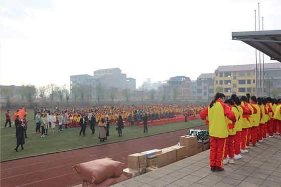 五里堆小學(xué)全體師生在操場集合