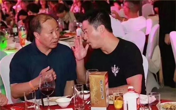 《戰(zhàn)狼2》答謝宴 茅臺老總請吳京喝酒 吳京五字霸氣-吳京與茅臺老總袁董事長合影