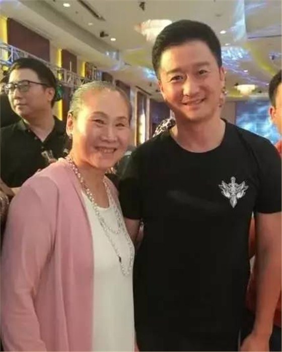 《戰(zhàn)狼2》答謝宴 茅臺老總請吳京喝酒 吳京五字霸氣-吳京與演員葦青