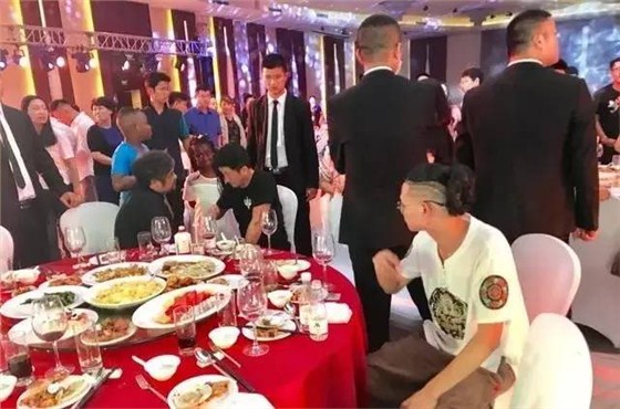《戰(zhàn)狼2》答謝宴 茅臺老總請吳京喝酒 吳京五字霸氣-吳京與某嘉賓一起詳聊
