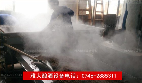 【釀酒設(shè)備】移動(dòng)式自動(dòng)排糟燒酒設(shè)備&mdash;&mdash;攤糧