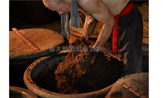 農(nóng)村自制高粱酒，請(qǐng)人用白酒生產(chǎn)設(shè)備上門烤酒