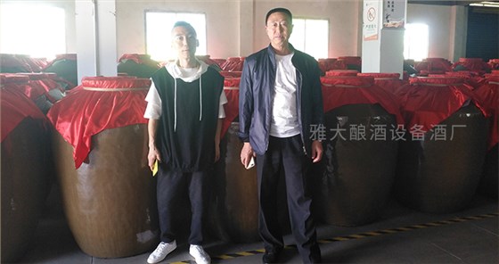 遼寧張叔通過學(xué)習(xí)對(duì)比還是選技了雅大白酒釀酒設(shè)備