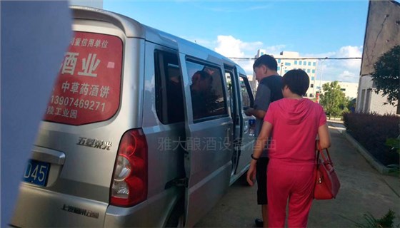 是什么讓他舍棄羊毛廠，選擇用酒廠釀酒設(shè)備做酒？03