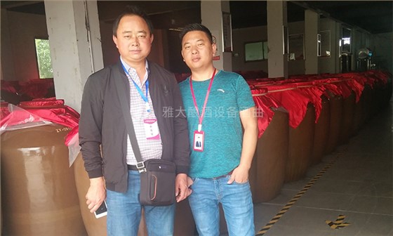 用糧食釀酒設(shè)備烤酒后的酒糟養(yǎng)豬，幫郭光林節(jié)約成本30%！-02