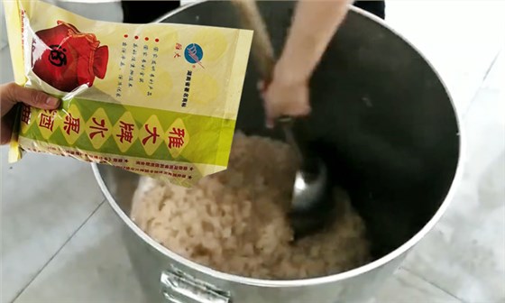 純實操！雅大大型釀酒設(shè)備釀酒師教泰國華裔制作龍眼酒-05