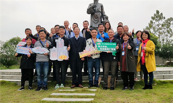 帶您了解學(xué)員在雅大釀酒設(shè)備廠家的每一個瞬間，有圖有真相！-06-文化廣廠合影