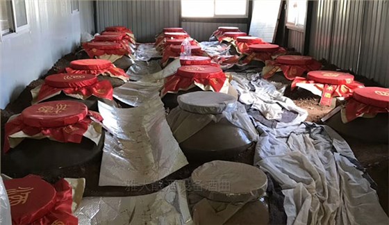 開大貨車20年落下一身病，用白酒蒸酒設(shè)備開酒廠半年月純賺1.5萬-07-存酒車間