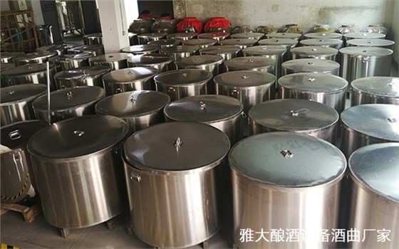 雅大邀您到酒廠用白酒蒸酒設(shè)備實(shí)操釀青稞酒，青稞酒實(shí)操教學(xué)！-06不銹鋼桶發(fā)酵