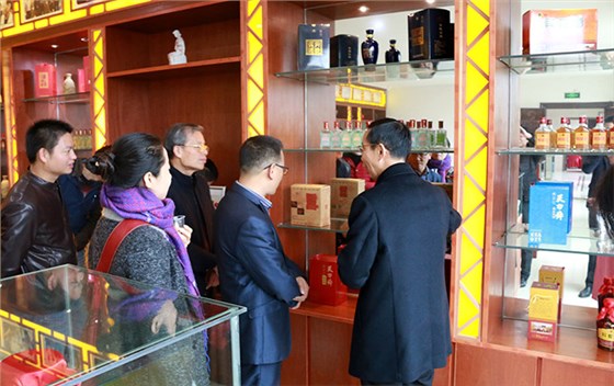 雅大果酒產(chǎn)業(yè)創(chuàng)新發(fā)展座談會(huì)于12月4日在雅大隆重召開！-08