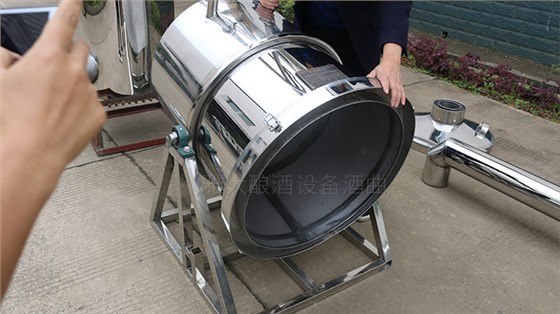 傳統(tǒng)老師傅釀酒15年，換上這款自動(dòng)倒料新工藝釀酒設(shè)備后-03移動(dòng)式釀酒設(shè)備2