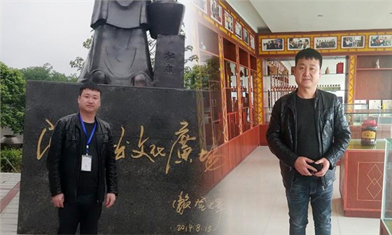 玉米價(jià)格持續(xù)走低，劉哥借助中型釀酒設(shè)備為村民謀一條致富路-02雅大文化廣場(chǎng)與酒展廳留影