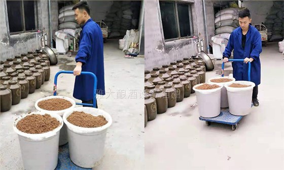 2590后釀酒小白用釀酒蒸餾設(shè)備做酒1年，散酒50元斤，生意火爆！2