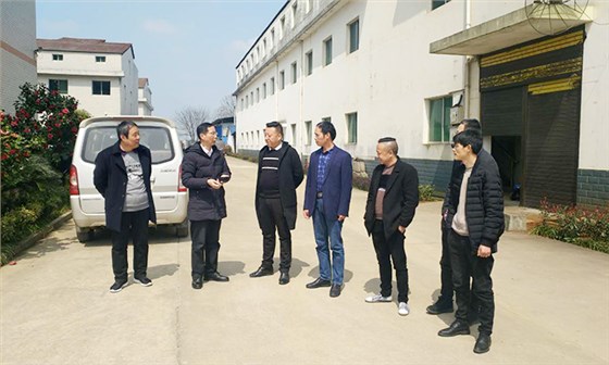 衛(wèi)總一行人來雅大全自動釀酒設(shè)備廠考察