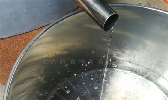 24-陳總用烤酒設(shè)備釀造企業(yè)定制酒送合作伙伴，加深品牌形象！出酒