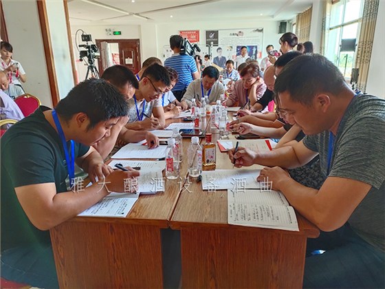 11.8山東類總：在家用小型燒酒設(shè)備做酒1年，不如來雅大學(xué)習(xí)3天