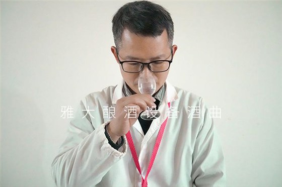 白酒釀造設(shè)備釀造的清香小曲酒要怎么品？釀酒老師傅說(shuō)出實(shí)情！ 4