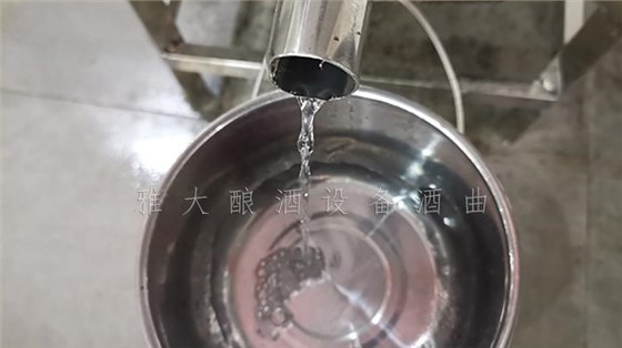 白酒釀造設(shè)備釀造的清香小曲酒要怎么品？釀酒老師傅說(shuō)出實(shí)情！ 5