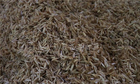 用蒸餾釀酒設(shè)備做固態(tài)高粱酒要加稻殼嗎，兩者口感有什么不同？ 1