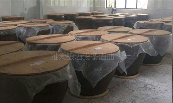 用白酒蒸餾設(shè)備釀小曲固態(tài)酒，發(fā)酵容器對白酒風(fēng)味有什么影響？2