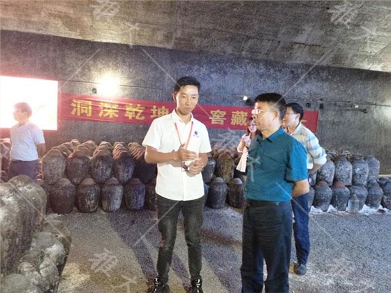 雅大技術(shù)老師到學員家指導白酒洞藏