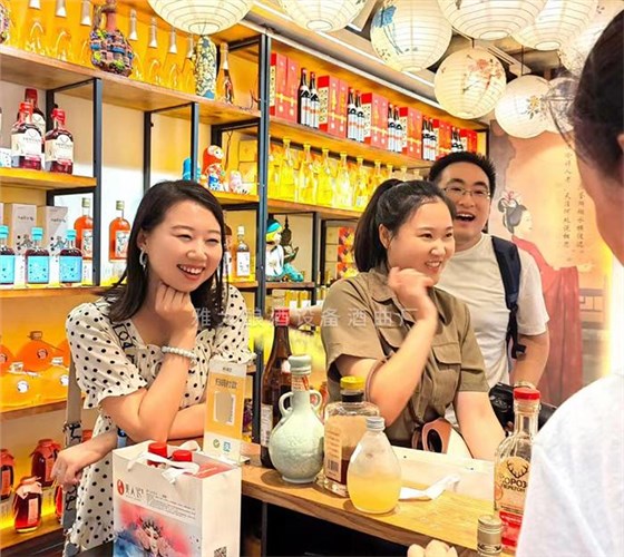 果酒外包裝設(shè)計時尚、酒體顏色各異讓年輕人喜愛