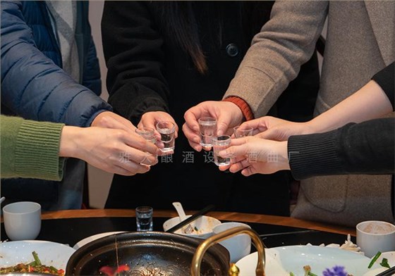 白酒消費(fèi)市場巨大 