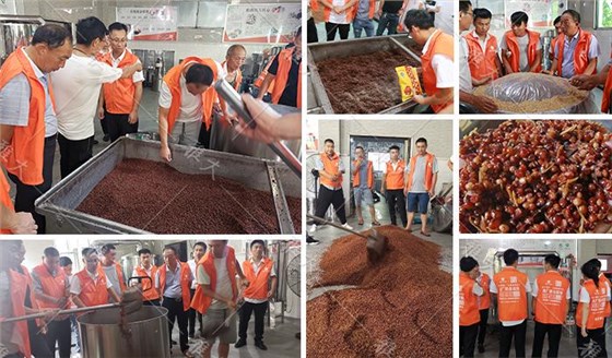 學(xué)員們?cè)谘糯缶茝S釀造美味高粱酒