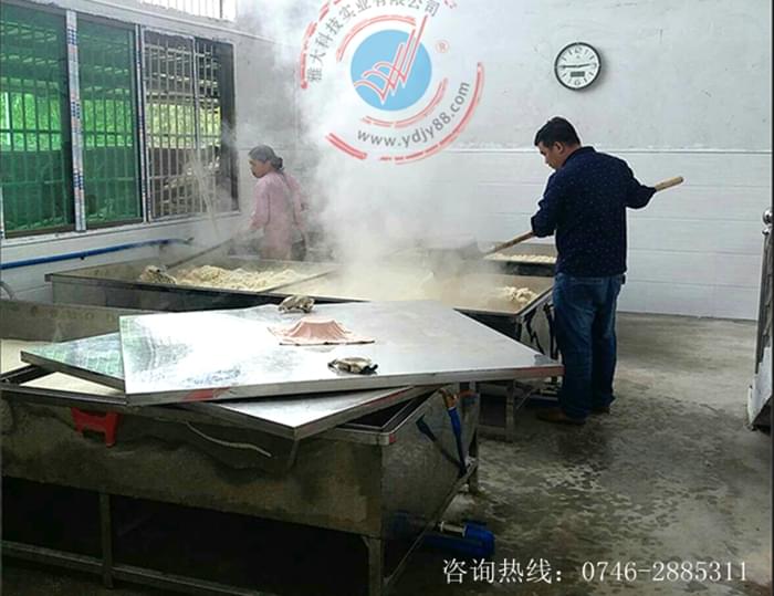 雅大客戶(hù)&mdash;&mdash;飯出鍋了，沈仔土酒的員工正在辛勤的攪拌攤涼，下酒曲