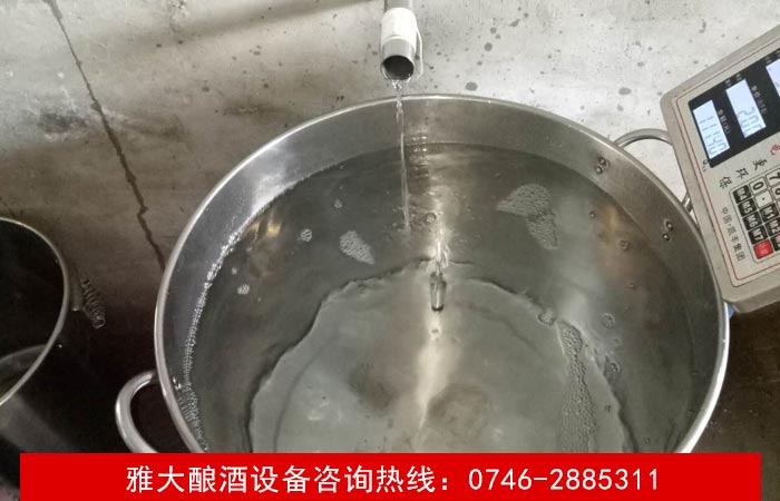 【釀酒設(shè)備】雅大釀酒設(shè)備&mdash;接酒