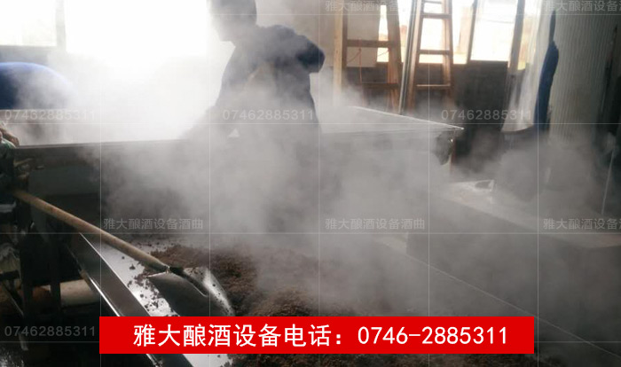 【釀酒設(shè)備】移動(dòng)式自動(dòng)排糟燒酒設(shè)備&mdash;&mdash;攤糧