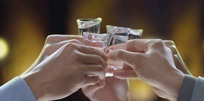 【飲酒知識】雅大烤酒設(shè)備建議秋天適量飲酒