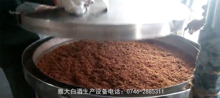 使用雅大白酒設(shè)備蒸酒時上料要點講解