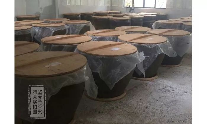 烤酒設(shè)備｜陶缸入缸發(fā)酵高粱