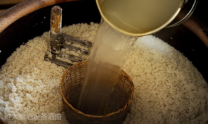 厭倦了外面的花紅酒綠，2018年就買(mǎi)套燒酒設(shè)備回家釀酒
