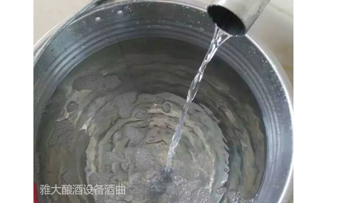 在門面開一個(gè)酒坊用什么材質(zhì)的蒸酒設(shè)備比較好？&mdash;&mdash;接酒