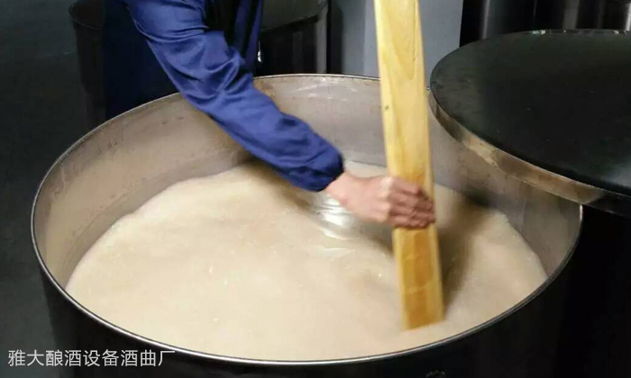夏季用熟料釀酒設(shè)備做大米酒容易變酸 出酒率低 怎么辦？&mdash;&mdash;適當(dāng)攪拌