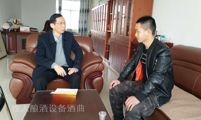 月純利潤4萬元的帥小伙為何選擇雅大白酒生產(chǎn)設(shè)備？