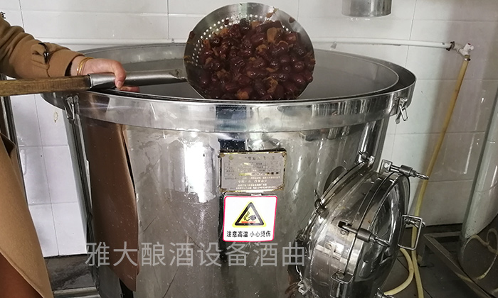 200斤電加熱側(cè)開口固態(tài)做酒設(shè)備&mdash;&mdash;紅棗煮熟