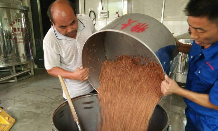 大手筆！雅大電加熱釀酒設(shè)備廠準(zhǔn)備2萬斤高粱等您來實(shí)操釀酒-02