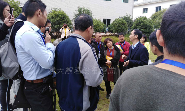 帶您了解學(xué)員在雅大釀酒設(shè)備廠家的每一個瞬間，有圖有真相！-07-文化廣廠合影胡總解決客戶的問題