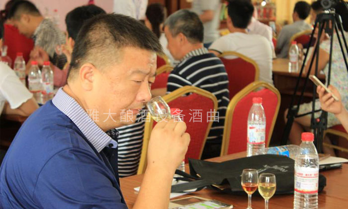 用電加熱釀酒設(shè)備做黃酒，您需要要學(xué)會黃酒品鑒的正確步驟-04-品酒聞香
