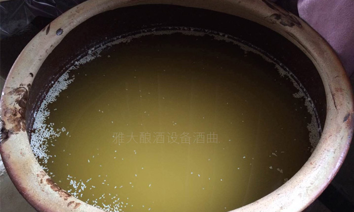 做大米酒適合哪種小型酒廠設(shè)備和發(fā)酵工藝？做大米酒注意事項(xiàng)！-05-大米熟料液態(tài)釀酒