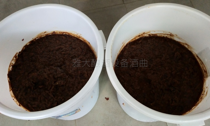 紅棗酒怎么做？用小型酒廠釀酒設(shè)備制作紅棗酒方法-06-紅棗酒釀酒-發(fā)酵2