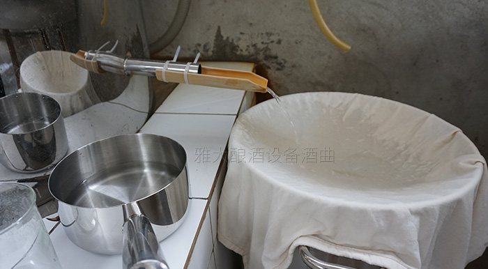 用多功能釀酒設(shè)備蒸酒時(shí)，水密封糟溢糟怎么辦？-06-出酒