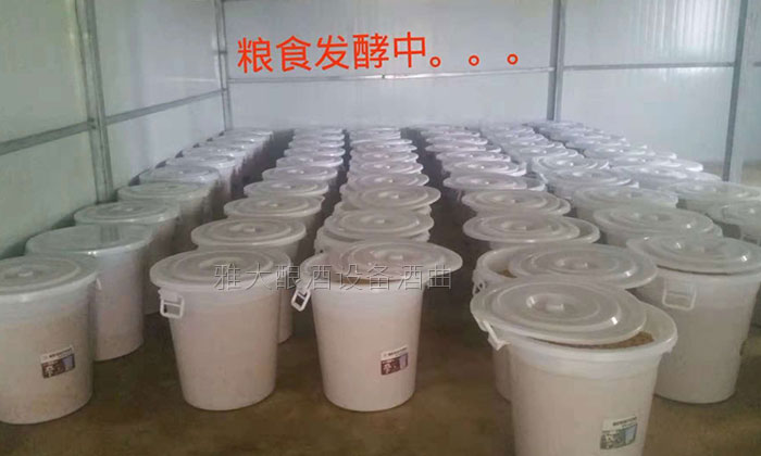 1壇土苞谷燒傳承百年！引雅大小型酒廠釀酒設(shè)備土燒大賣緬甸邊境-02