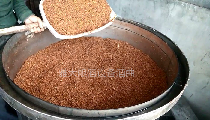 電加熱釀酒設(shè)備做酒，如何利用陳釀?wù){(diào)味酒增加白酒口感？-05－高粱釀酒蒸酒串蒸