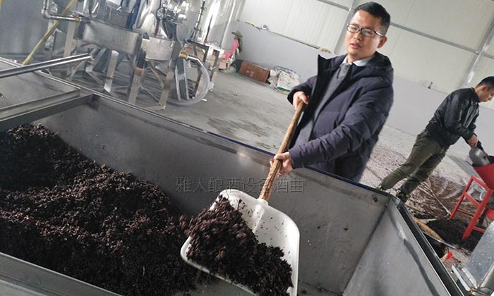 40噸拐棗急需發(fā)酵怎么辦？雅大電加熱釀酒設(shè)備蔣老師上門指導(dǎo)！-06