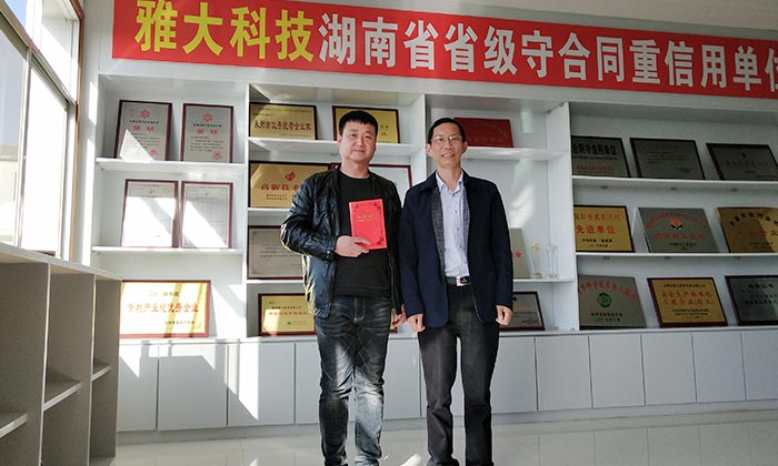 玉米價(jià)格持續(xù)走低，劉哥借助中型釀酒設(shè)備為村民謀一條致富路-01