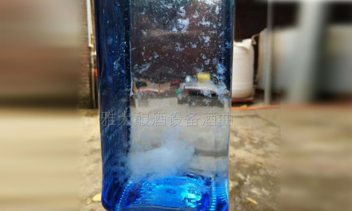 白酒渾濁不一定是質(zhì)量問題！你家的新年用酒是否也這樣？-01-白酒絮狀沉淀